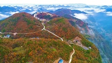 雨后鄂西小鎮(zhèn)云霧升騰 山川秀美