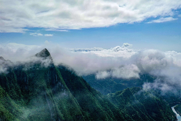 【“飛閱”中國】云海升騰天泉山